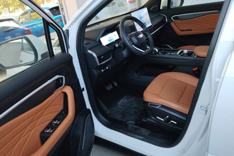 Used Geely Auto Haoyue L 2024 2.0T DCT Flagship Version Interior 3