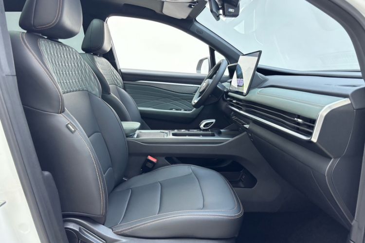 Used Geely Auto Haoyue L 2024 2.0T DCT Prestige Version Interior 5
