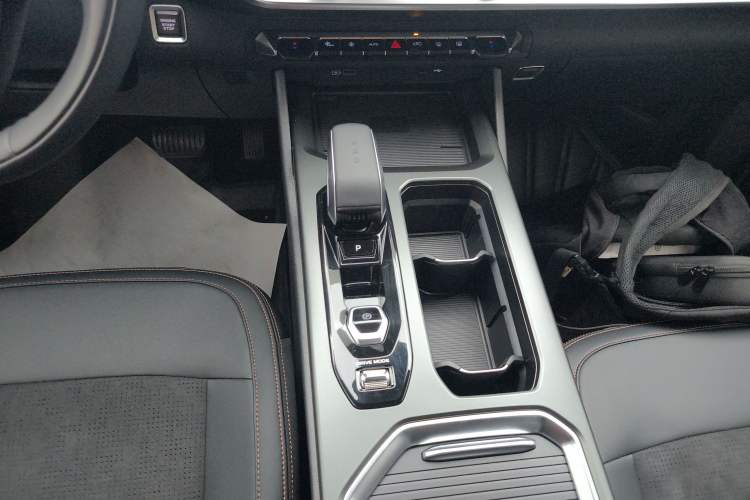 Used Geely Auto Haoyue L 2025 2.0T DCT Luxury Edition Gear Lever