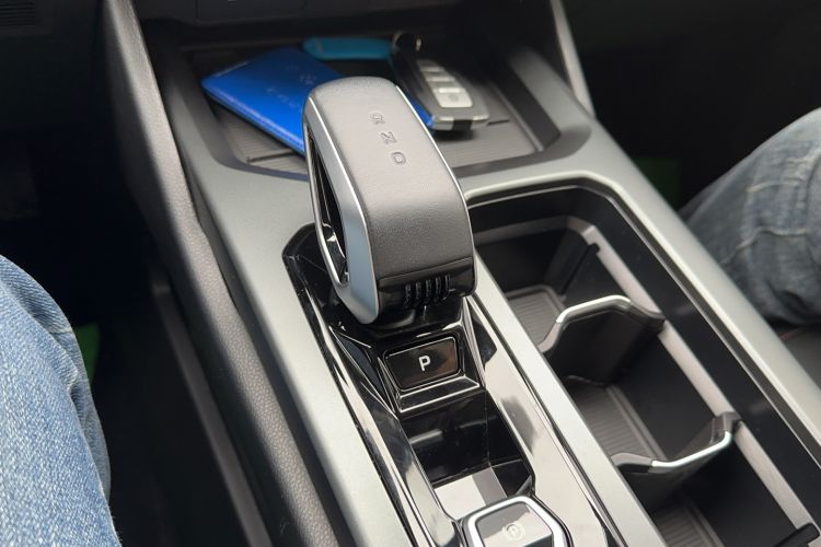 Used Geely Auto Haoyue L 2025 2.0T DCT Luxury Edition Gear Lever
