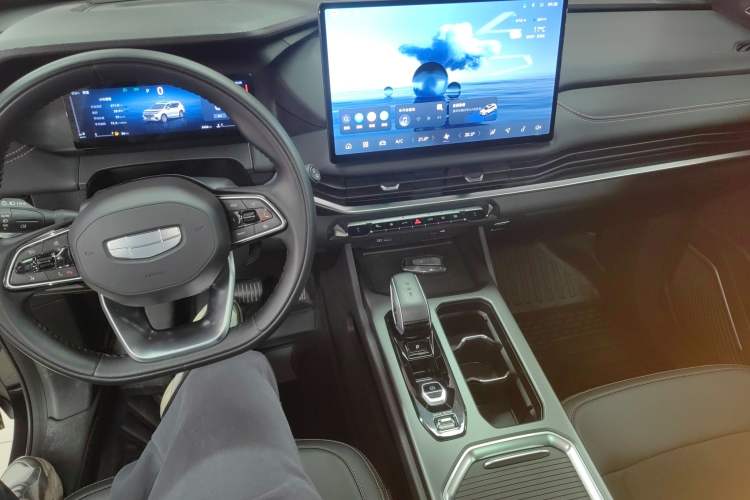 Used Geely Auto Haoyue L 2025 2.0T DCT Luxury Edition Interior 2