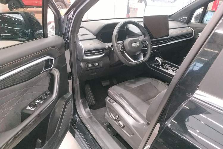 Used Geely Auto Haoyue L 2025 2.0T DCT Luxury Edition Interior 3