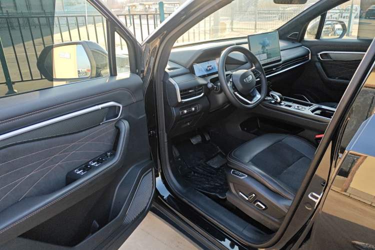 Used Geely Auto Haoyue L 2025 2.0T DCT Luxury Edition Interior 3
