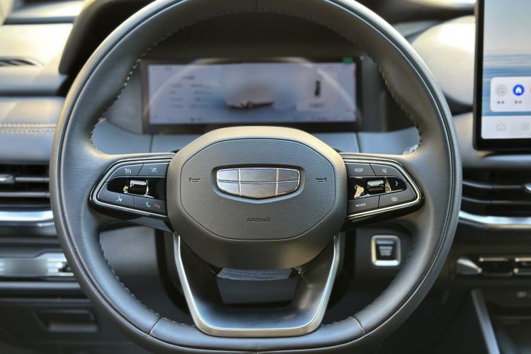 Used Geely Auto Haoyue L 2025 2.0T DCT Luxury Edition Interior 4