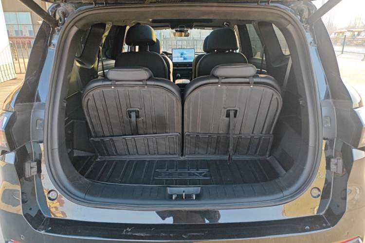 Used Geely Auto Haoyue L 2025 2.0T DCT Luxury Edition Trunk