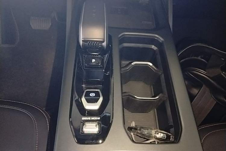Used Geely Auto Haoyue L 2025 2.0T DCT Luxury Edition Gear Lever