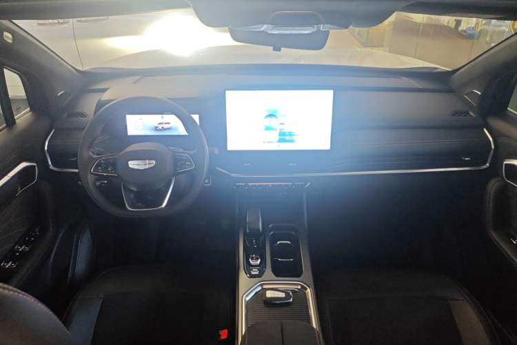 Used Geely Auto Haoyue L 2025 2.0T DCT Luxury Edition Interior 2