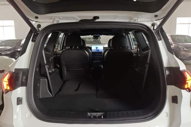 Used Geely Auto Haoyue L 2025 2.0T DCT Luxury Edition Trunk