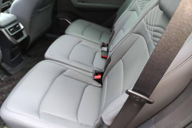 Used Geely Auto Haoyue L 2026 Model 2.0TD DCT Bliss 7-Seater Left Rear Seat