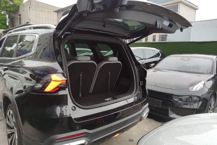 Used Geely Auto Haoyue L 2026 Model 2.0TD DCT Bliss 7-Seater Trunk