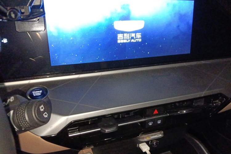 Used Geely Auto Haoyue PRO 2024 1.5T DCT Zongheng+ Audio And AC Panel