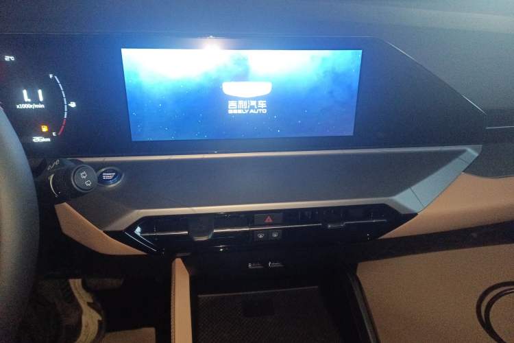 Used Geely Auto Haoyue PRO 2024 1.5T DCT Crosswise Edition Audio And AC Panel
