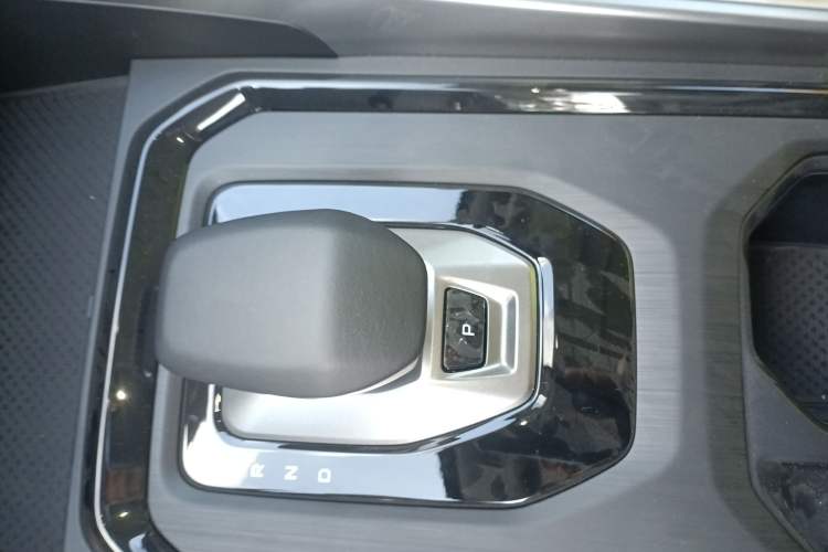 Used Geely Auto Haoyue PRO 2025 1.5T DCT Zongheng + New Year Supreme Edition Gear Lever