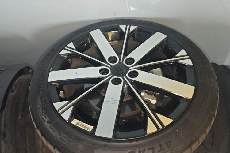 Used Geely Auto icon 2023 1.5TD Chocolate Luxe Edition Left Front Wheel Hub