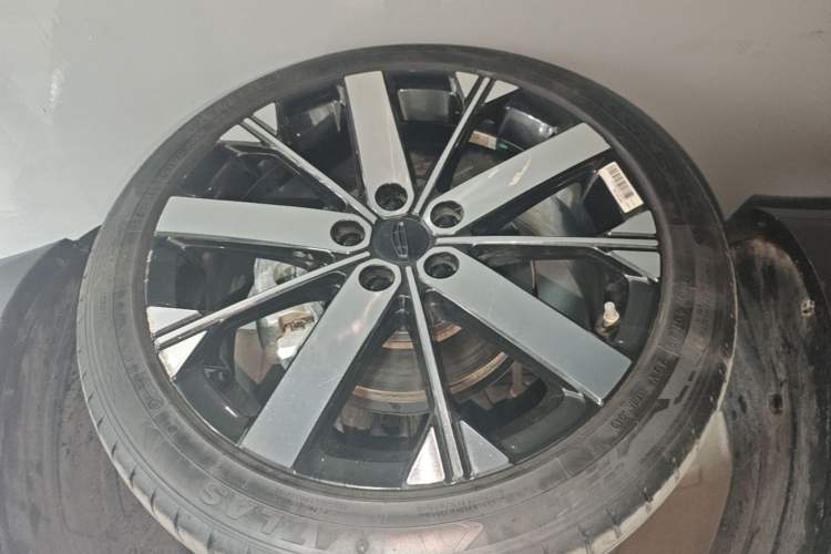 Used Geely Auto icon 2023 1.5TD Chocolate Luxe Edition Right Rear Wheel Hub