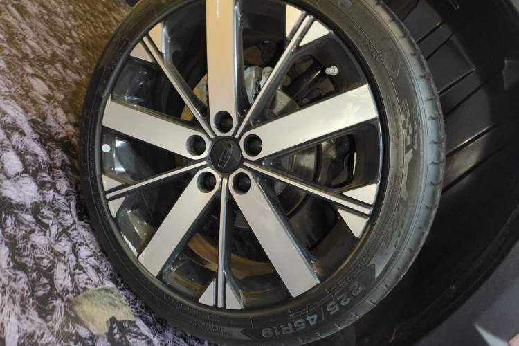 Used Geely Auto icon 2023 1.5TD Chocolate Luxe Edition Right Rear Wheel Hub
