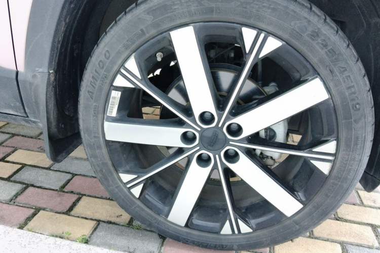 Used Geely Auto icon 2023 1.5TD Chocolate Smoothie Edition Right Front Wheel Hub