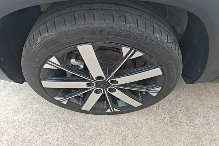 Used Geely Auto icon 2023 1.5TD Chocolate Smoothie Edition Left Front Wheel Hub