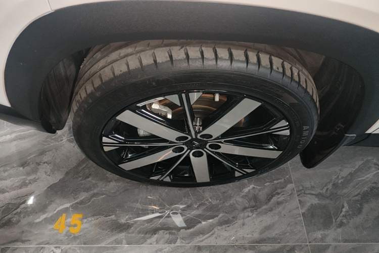 Used Geely Auto icon 2023 1.5TD Chocolate Smoothie Edition Left Front Wheel Hub