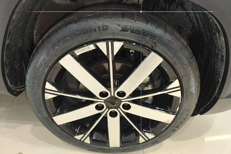 Used Geely Auto icon 2023 1.5TD Chocolate Luxe Edition Right Front Wheel Hub