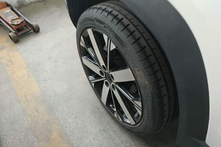 Used Geely Auto icon 2023 1.5TD Chocolate Smoothie Edition Right Rear Wheel Hub