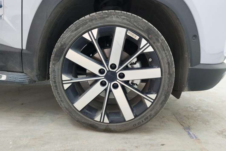 Used Geely Auto icon 2025 Linglong 1.5TD Jinxi Edition Left Rear Wheel Hub