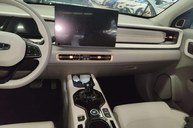 Used Geely Auto icon 2026 Model Chocolate 1.5TD Pure & Refined Edition Audio And AC Panel