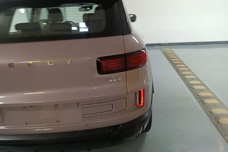 Used Geely Auto icon 2026 Model Chocolate 1.5TD Pure & Refined Edition Exterior 3