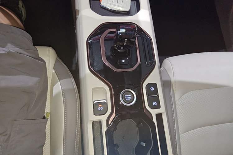 Used Geely Auto icon 2026 Model Chocolate 1.5TD Pure & Refined Edition Gear Lever