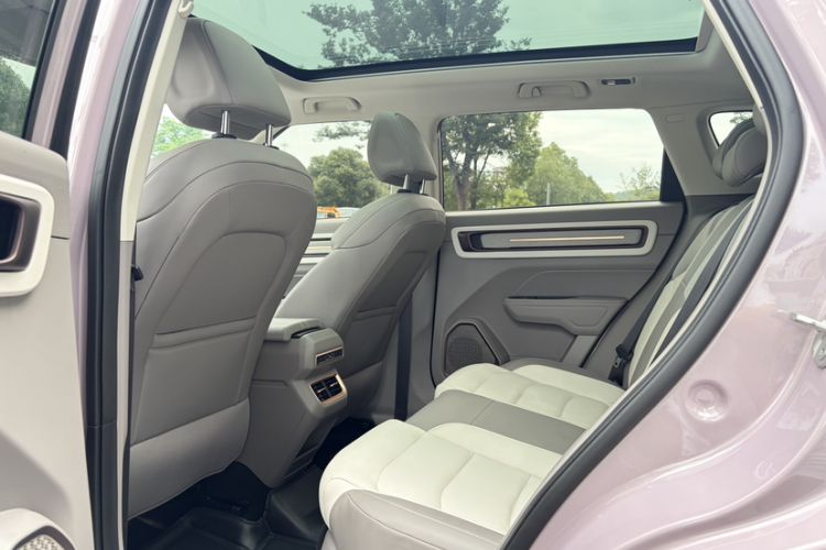 Used Geely Auto icon 2026 Model Chocolate 1.5TD Pure & Refined Edition Interior 7
