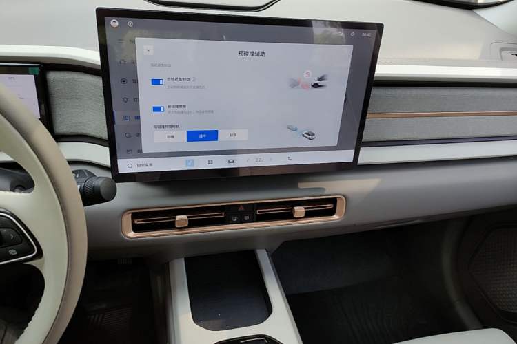 Used Geely Auto icon 2026 Model Chocolate 1.5TD Pure & Refined Edition Audio And AC Panel
