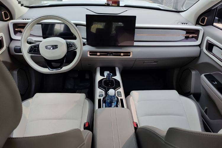 Used Geely Auto icon 2026 Model Chocolate 1.5TD Pure & Refined Edition Center Console