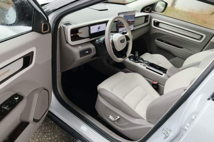 Used Geely Auto icon 2026 Model Chocolate 1.5TD Pure & Refined Edition Driver Seat