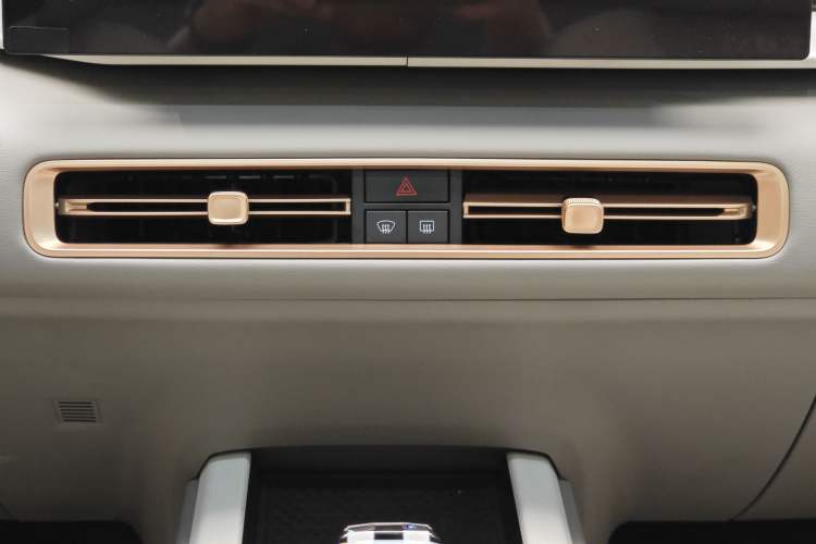 Used Geely Auto icon 2026 Model Chocolate 1.5TD Pure & Refined Edition Audio And AC Panel