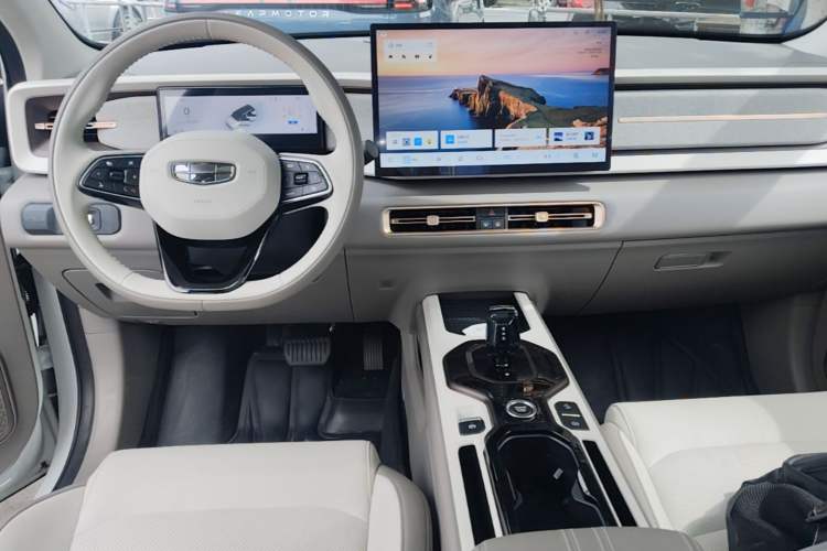 Used Geely Auto icon 2026 Model Chocolate 1.5TD Pure & Refined Edition Center Console