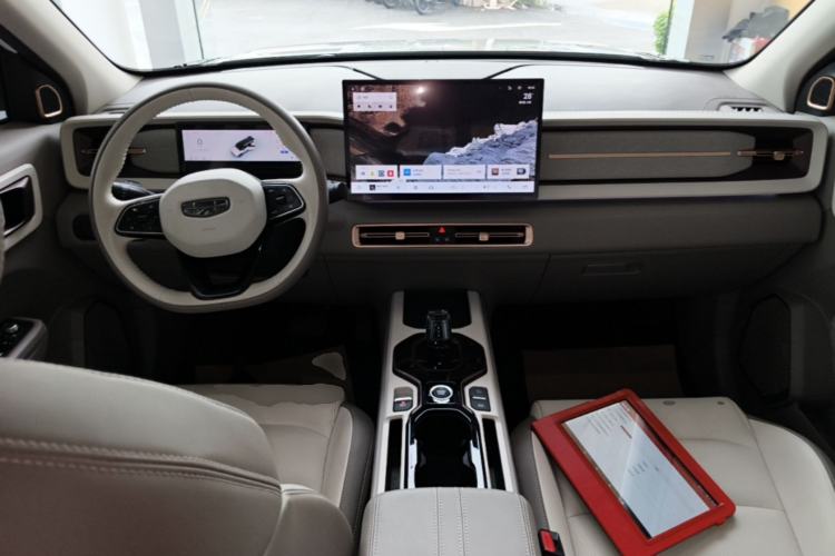 Used Geely Auto icon 2026 Model Chocolate 1.5TD Pure & Refined Edition Center Console
