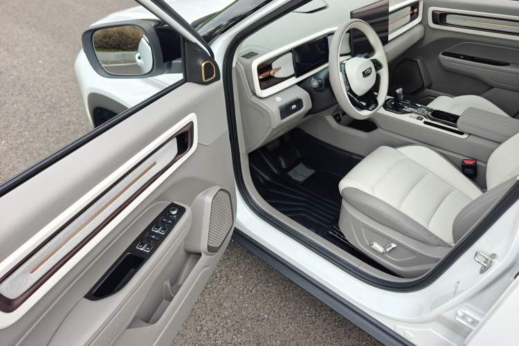 Used Geely Auto icon 2026 Model Chocolate 1.5TD Pure & Refined Edition Interior 1