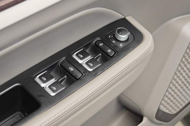 Used Geely Auto icon 2026 Model Chocolate 1.5TD Pure & Refined Edition Interior 10