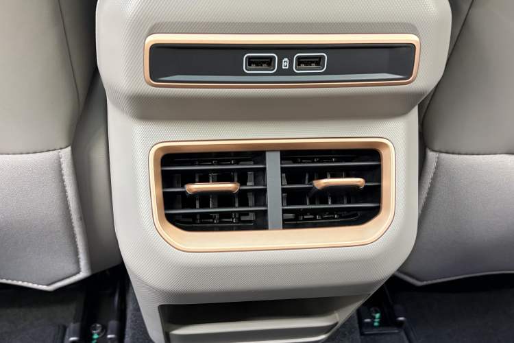 Used Geely Auto icon 2026 Model Chocolate 1.5TD Pure & Refined Edition Interior 12