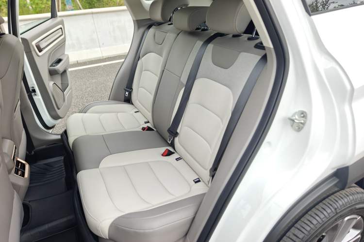 Used Geely Auto icon 2026 Model Chocolate 1.5TD Pure & Refined Edition Interior 3