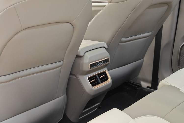 Used Geely Auto icon 2026 Model Chocolate 1.5TD Pure & Refined Edition Interior 5