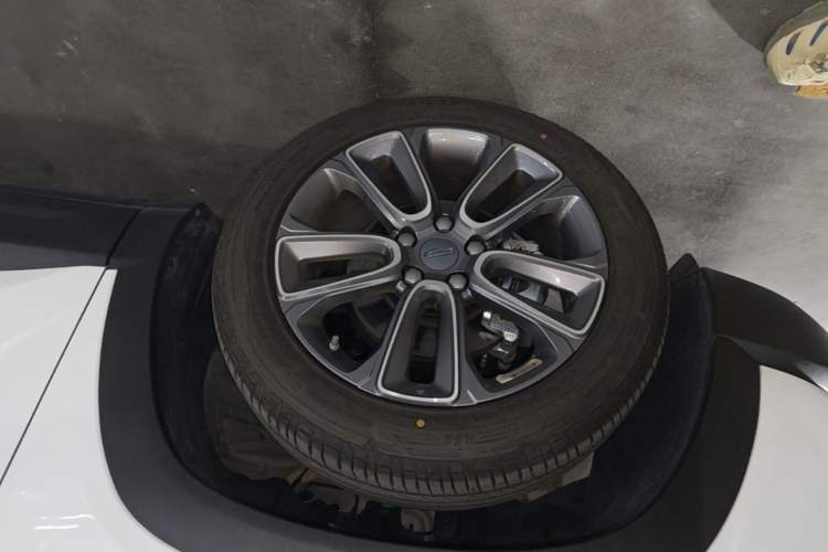 Used Geely Auto icon 2026 Model Chocolate 1.5TD Pure & Refined Edition Left Front Wheel Hub