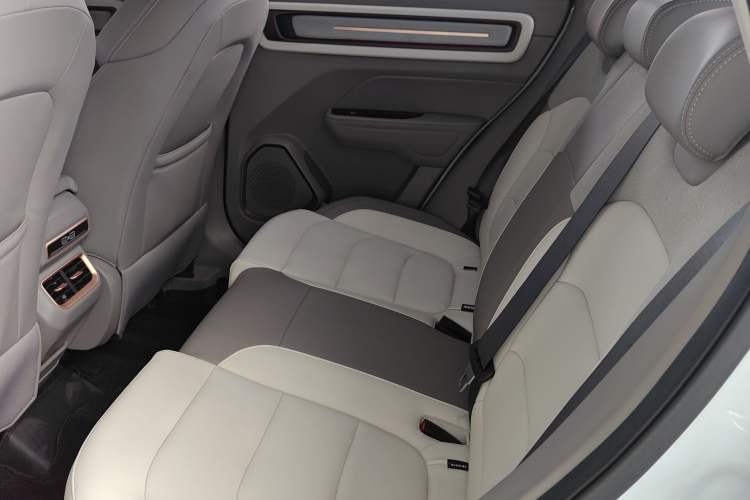 Used Geely Auto icon 2026 Model Chocolate 1.5TD Pure & Refined Edition Left Rear Seat