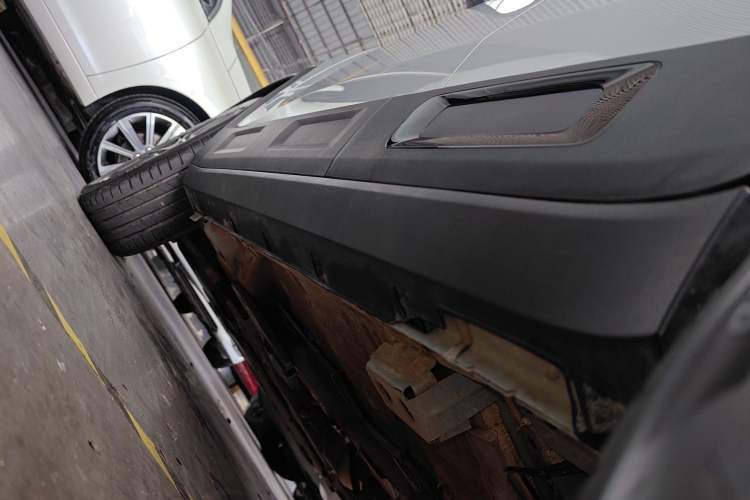 Used Geely Auto icon 2026 Model Chocolate 1.5TD Pure & Refined Edition Left Side Sill