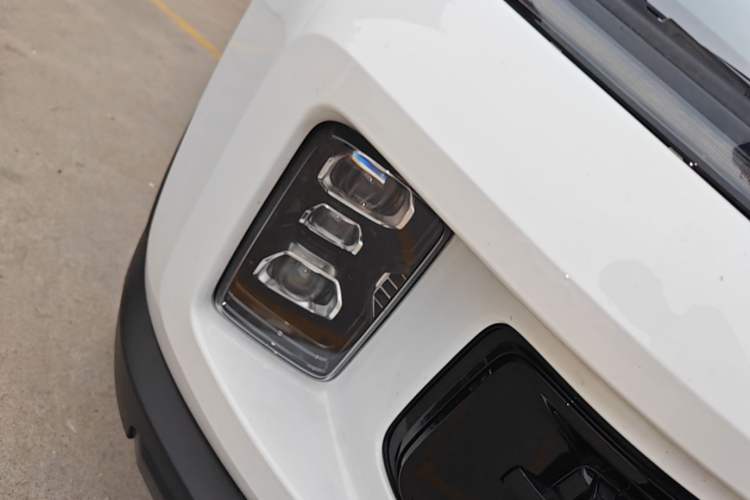Used Geely Auto icon 2026 Model Chocolate 1.5TD Pure & Refined Edition Right Front Headlight