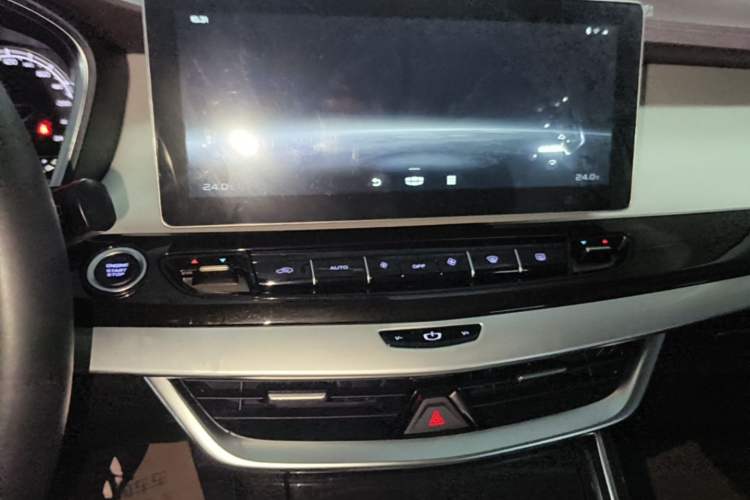 Used Geely Auto Jiajie 2022 1.8TD DCT Platinum Comfort Model Audio And AC Panel