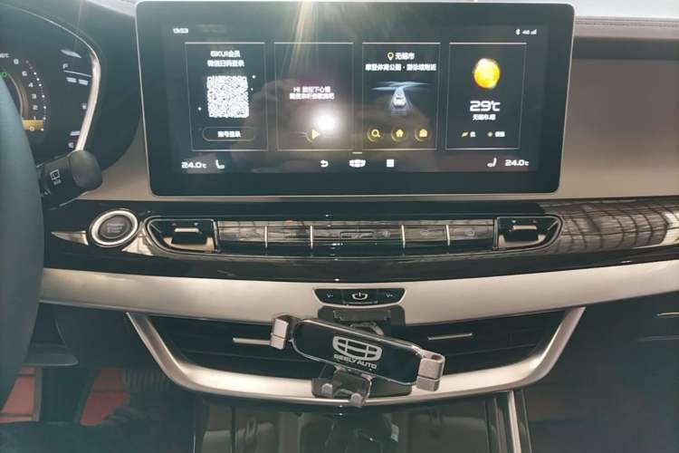 Used Geely Auto Jiajie 2022 1.8TD DCT Platinum Deluxe Edition Audio And AC Panel