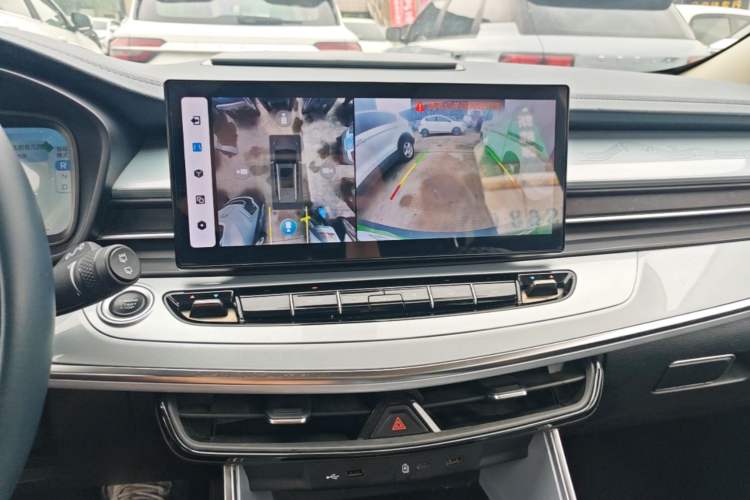 Used Geely Auto Jiajie 2023 Geely Jiaji L 1.5TD DCT Luxury Model Audio And AC Panel