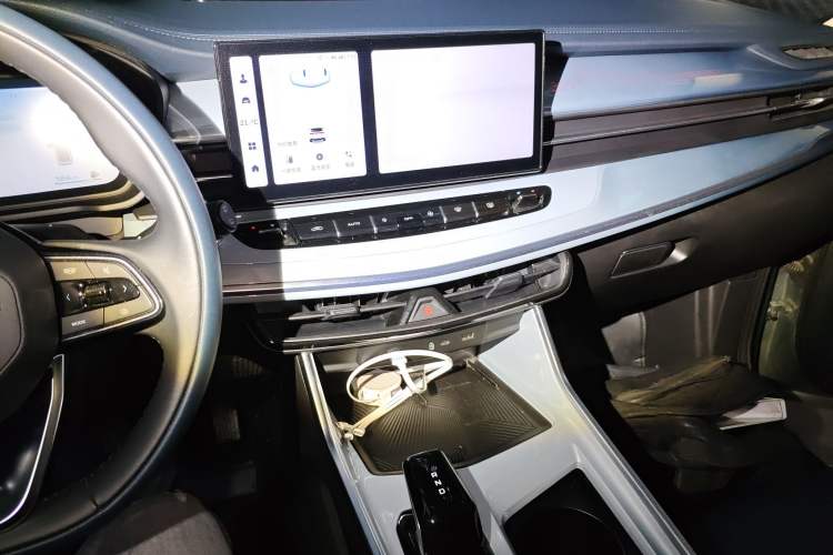 Used Geely Auto Jiajie 2023 Geely Jiaji L 1.5TD DCT Luxury Model Audio And AC Panel