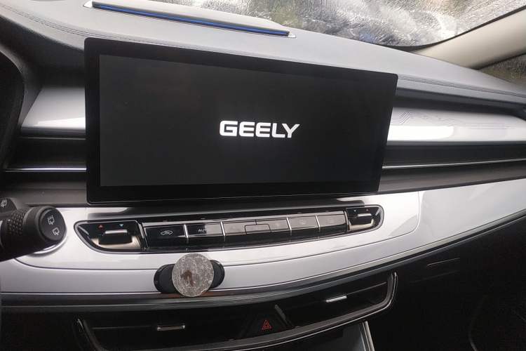 Used Geely Auto Jiajie 2023 Geely Jiaji L 1.5TD DCT Luxury Model Audio And AC Panel